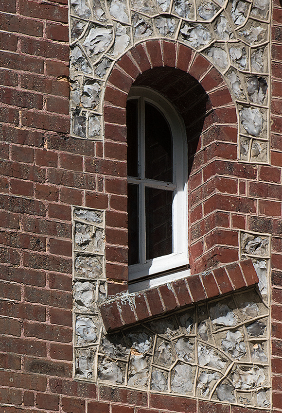 Normandie 05 - 2016_KA79441-1 Kopie.jpg - Ein interessantes Fenster umrahmt von alter Maurerkunst. 